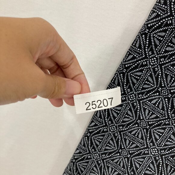 New Ripskirt Hawaii Large Navy Abstract Pattern Pocket Mini Skirt Active - Picture 10 of 10